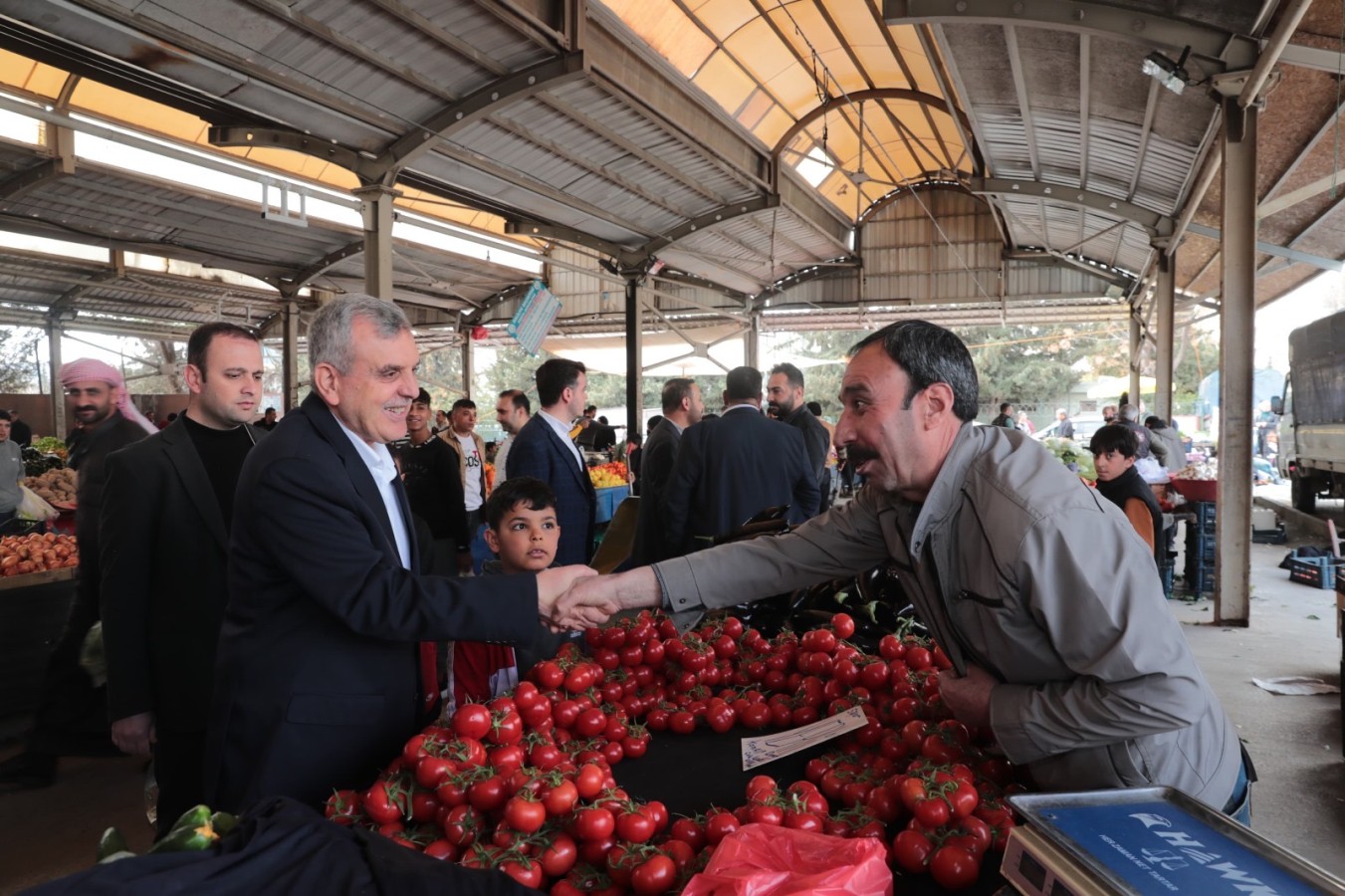 Beyazgül esnaf ve halkla iç içe;