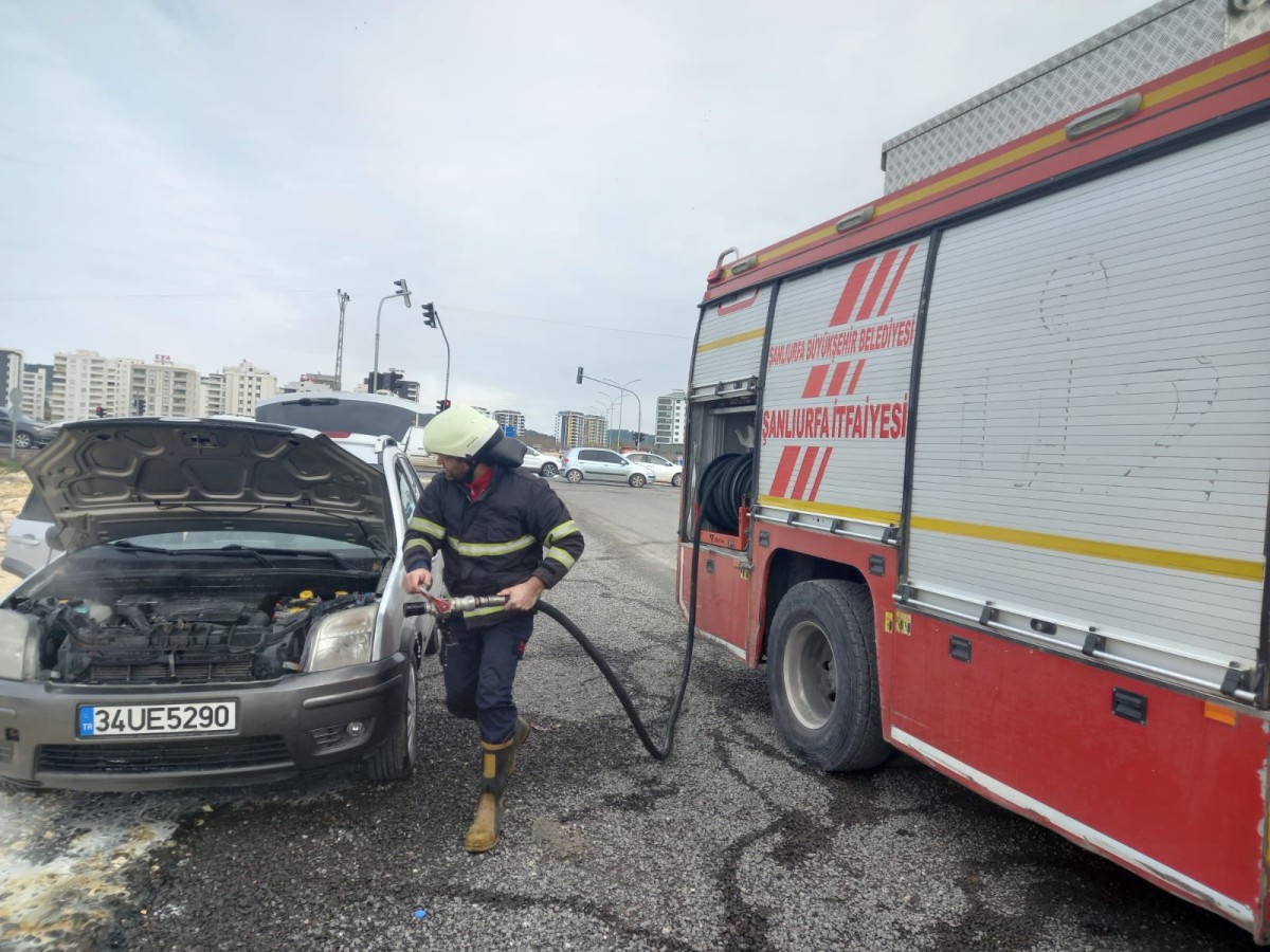 Karaköprü'de seyir halindeki  otomobil yandı!;