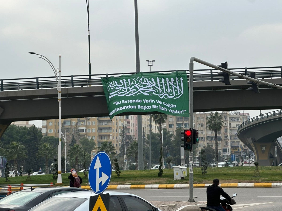 Şanlıurfa'da köprülü kavşağa tevhid bayrağı asıldı