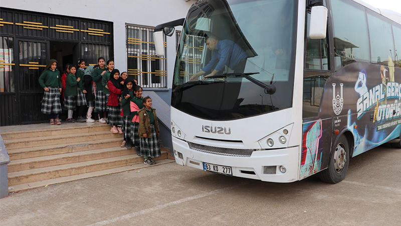 ŞURKAV sanal gerçeklik otobüsü köy okullarında;