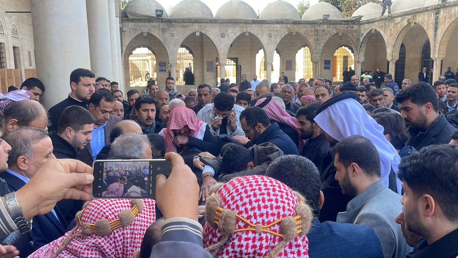 Yakınları Halil Özcan’ın tabutuna sarılıp gözyaşı döktü;