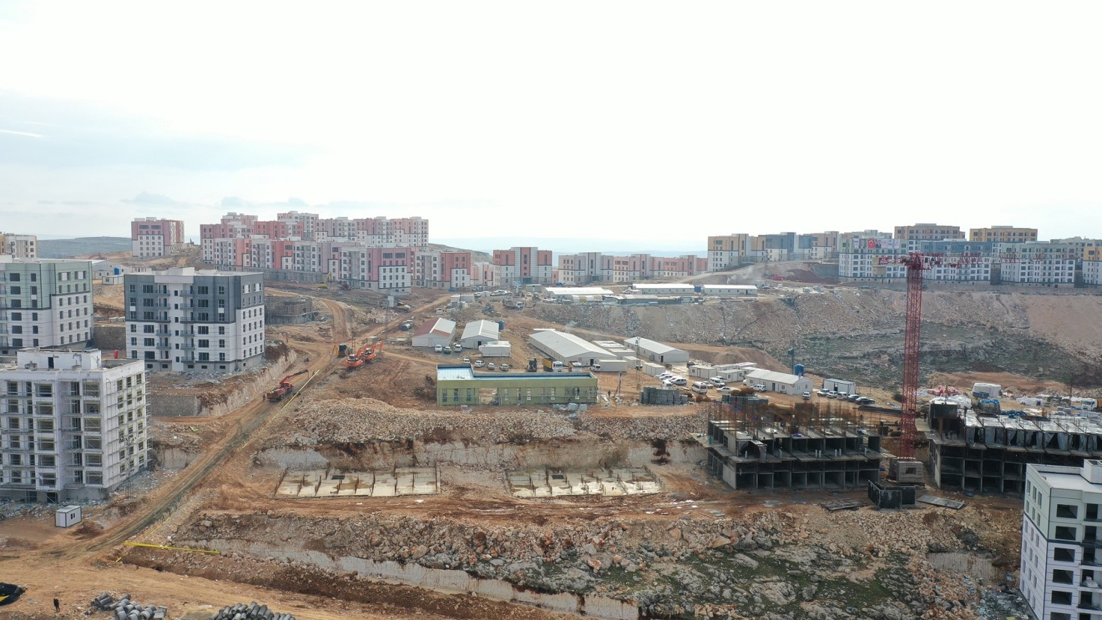 Deprem konutlarında ilk kura çekim ve anahtar teslim bugün Hatay’da;