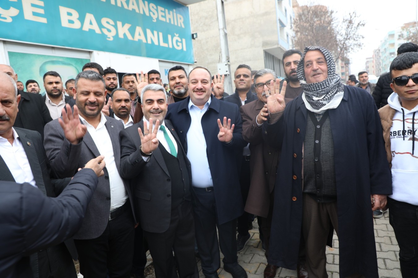 Salih Ekinci aday tanıtımına katılan Viranşehirlilere teşekkür etti;