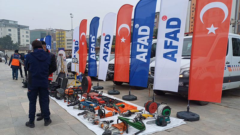 Şanlıurfa’da 'asrın felaketi'nde kullanılan araç ve malzemeler sergilendi!;