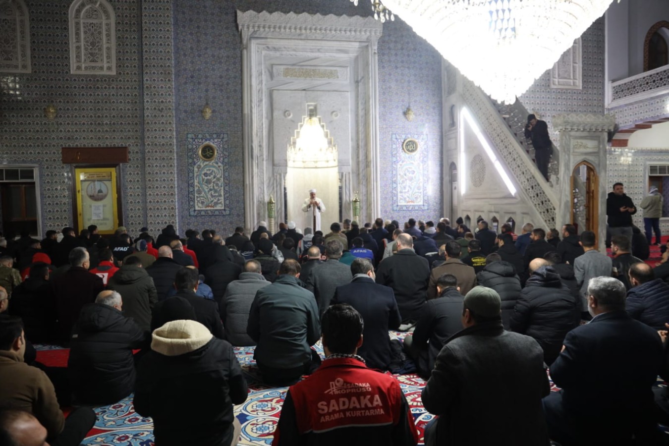 Şanlıurfa’da depremde hayatını kaybedenler için sabah namazı sonrası dua edildi;