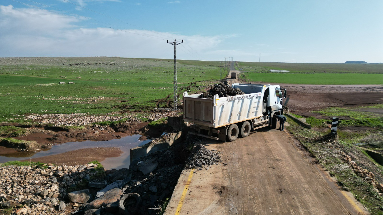 Şanlıurfa'da taşkında zarar gören yol ve köprüler onarılıyor