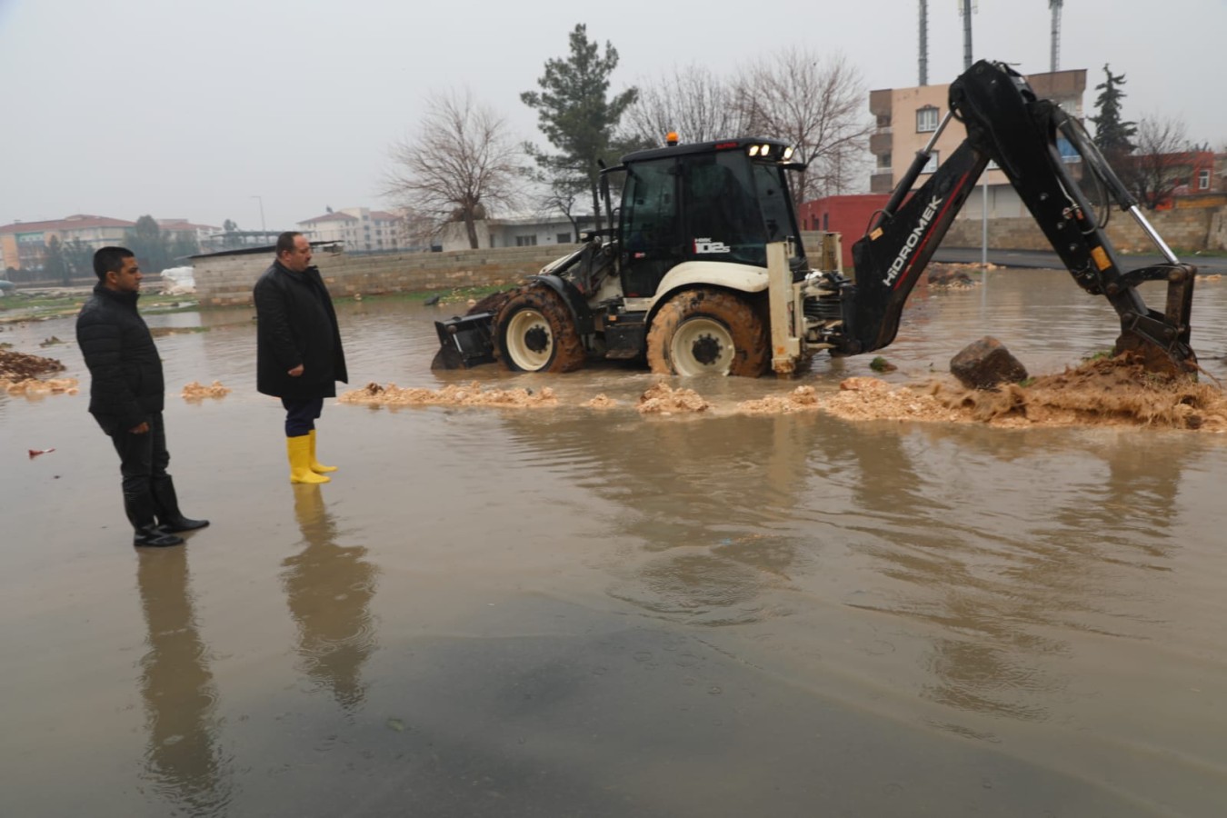 Viranşehir’de belediye ekipleri sahada;