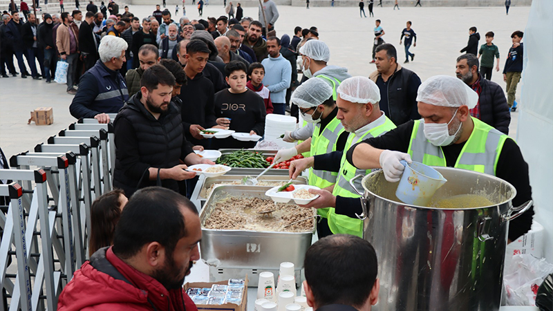 İftar saatinde aynı sofrayı paylaştılar