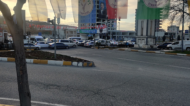 Karaköprü’de trafik ışıkları arızalanınca trafik kilitlendi;