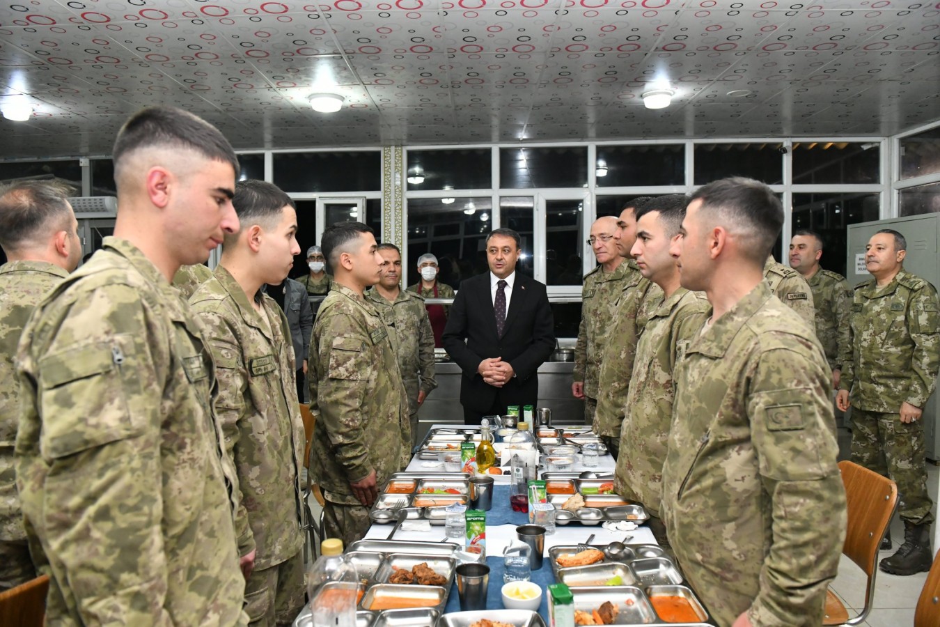 Vali Hasan Şıldak iftarını sınırdaki askerlerle yaptı;