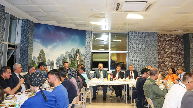 Rektör Güllüoğlu hastane personelleri ile iftarda bir araya geldi;