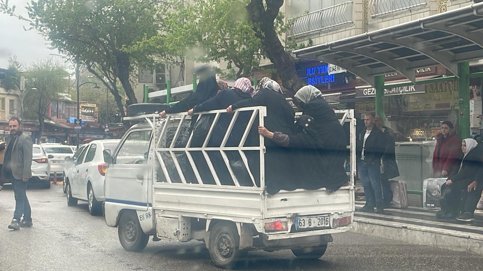 Şanlıurfa’da bir kamyonet kasasında 9 kadının yolculuk ettiği görüntülendi;