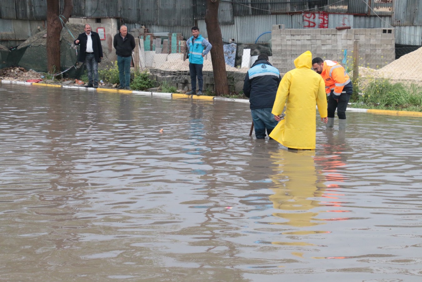 Şanlıurfa’da sağanak yağmur sonrası su baskınları yaşandı;