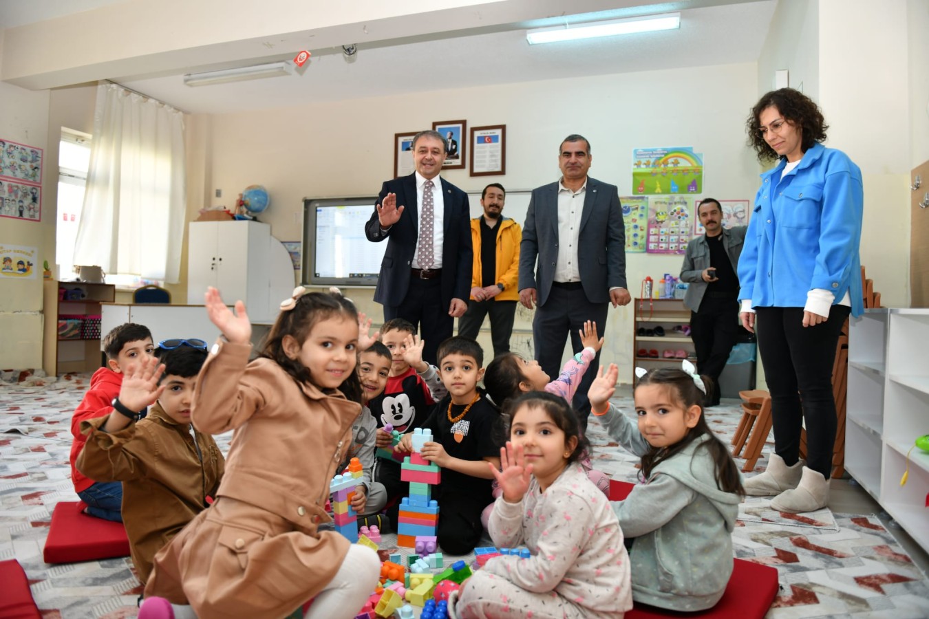 Vali Şıldak yeni haftaya okul ziyaretiyle başladı;