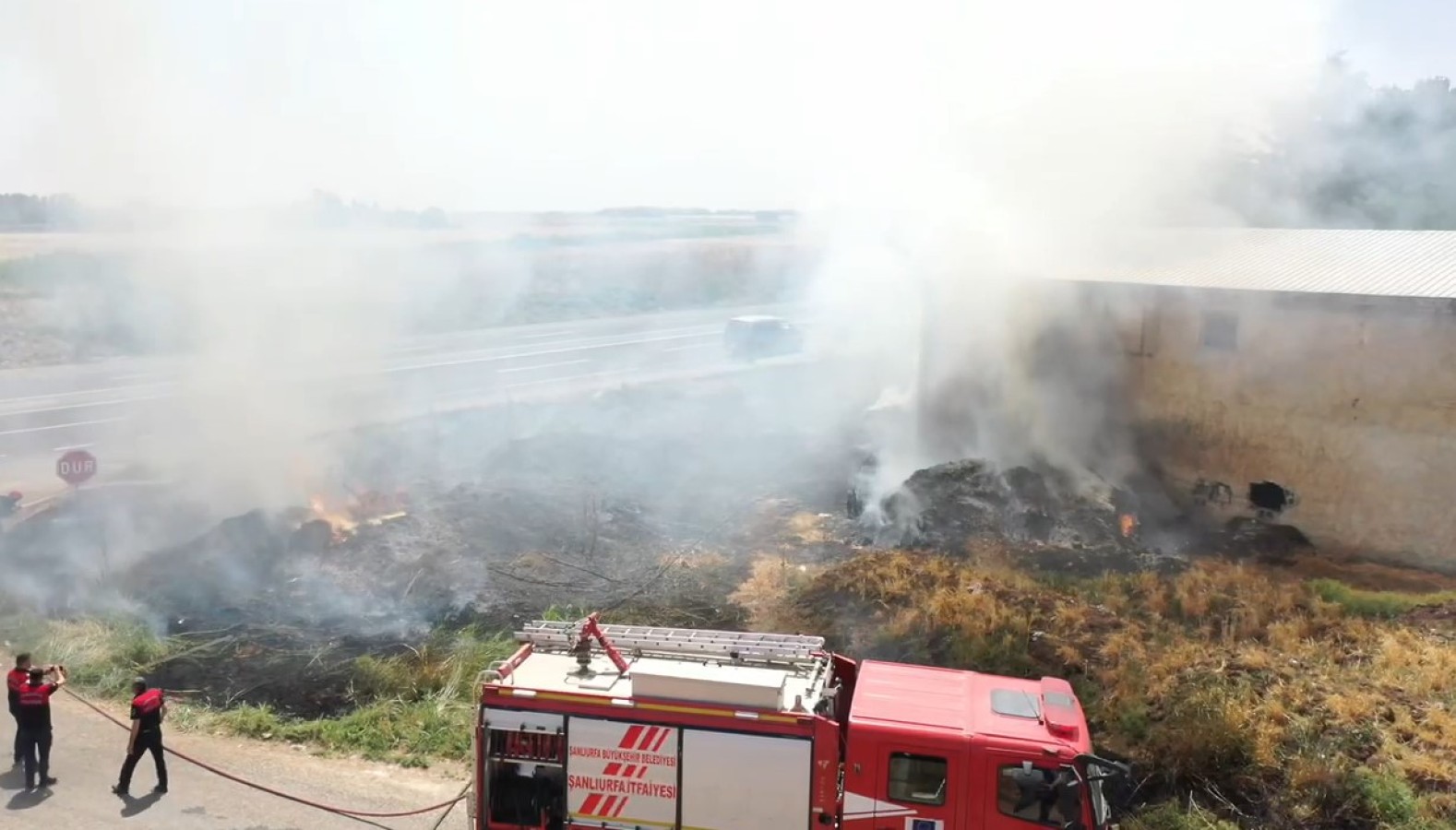 Akçakale yolu üzerinde fabrikada yangın çıktı;