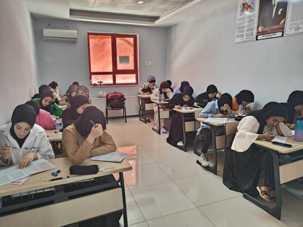 Eyyübiyeli gençler sınav öncesi son hazırlıklarını yapıyor;