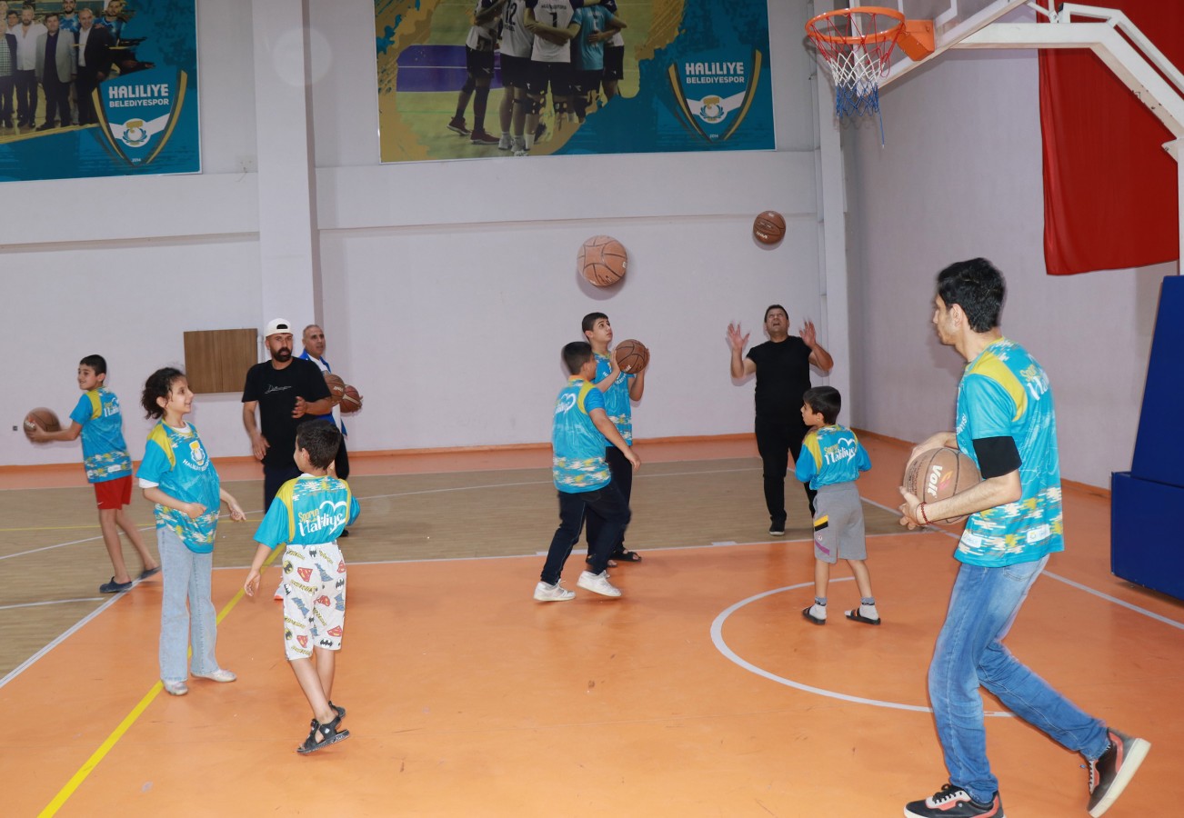 Haliliye’de çocuklar önce yüzdü sonra basketbol oynadı;