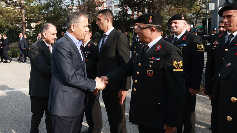 İçişleri Bakanlığı'nda koruma aracı ve polis sayısı azaltıldı;