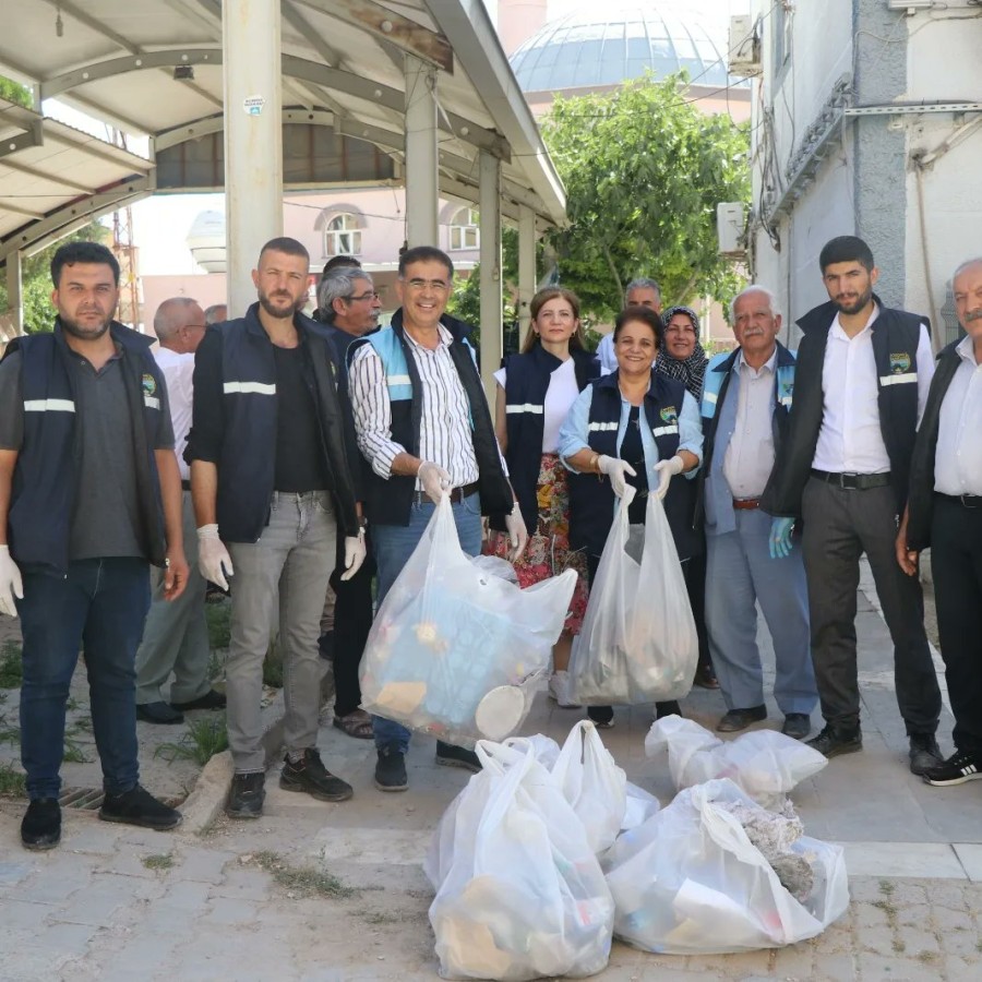 Belediye eş başkanları temizlik çalışmalarına katıldı;