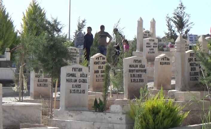 Şanlıurfa’da vatandaşlar bayram namazı sonrası mezarlıklara akın etti;