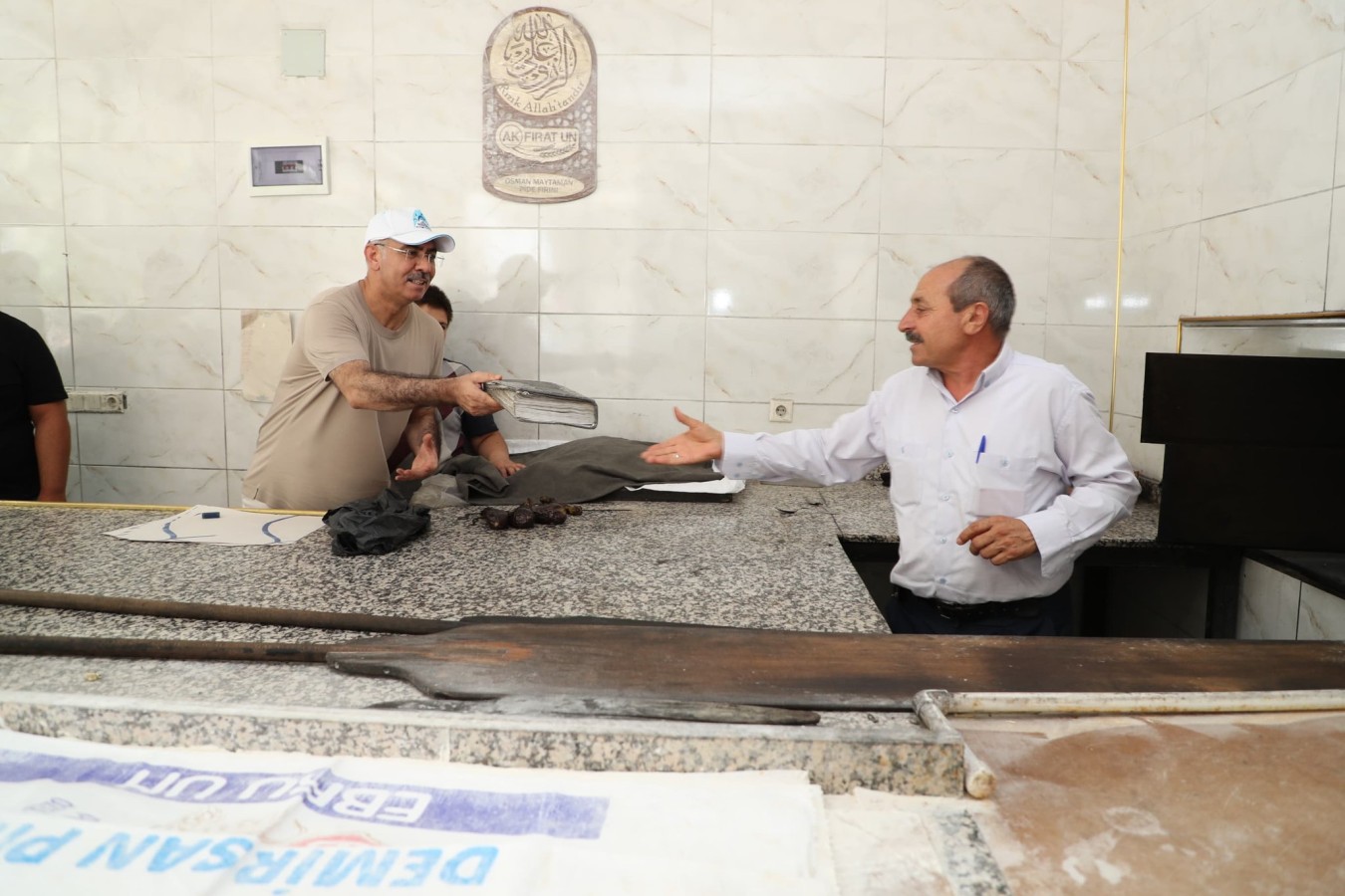 Başkan Kuş mahallelinin borcunu ödedi;