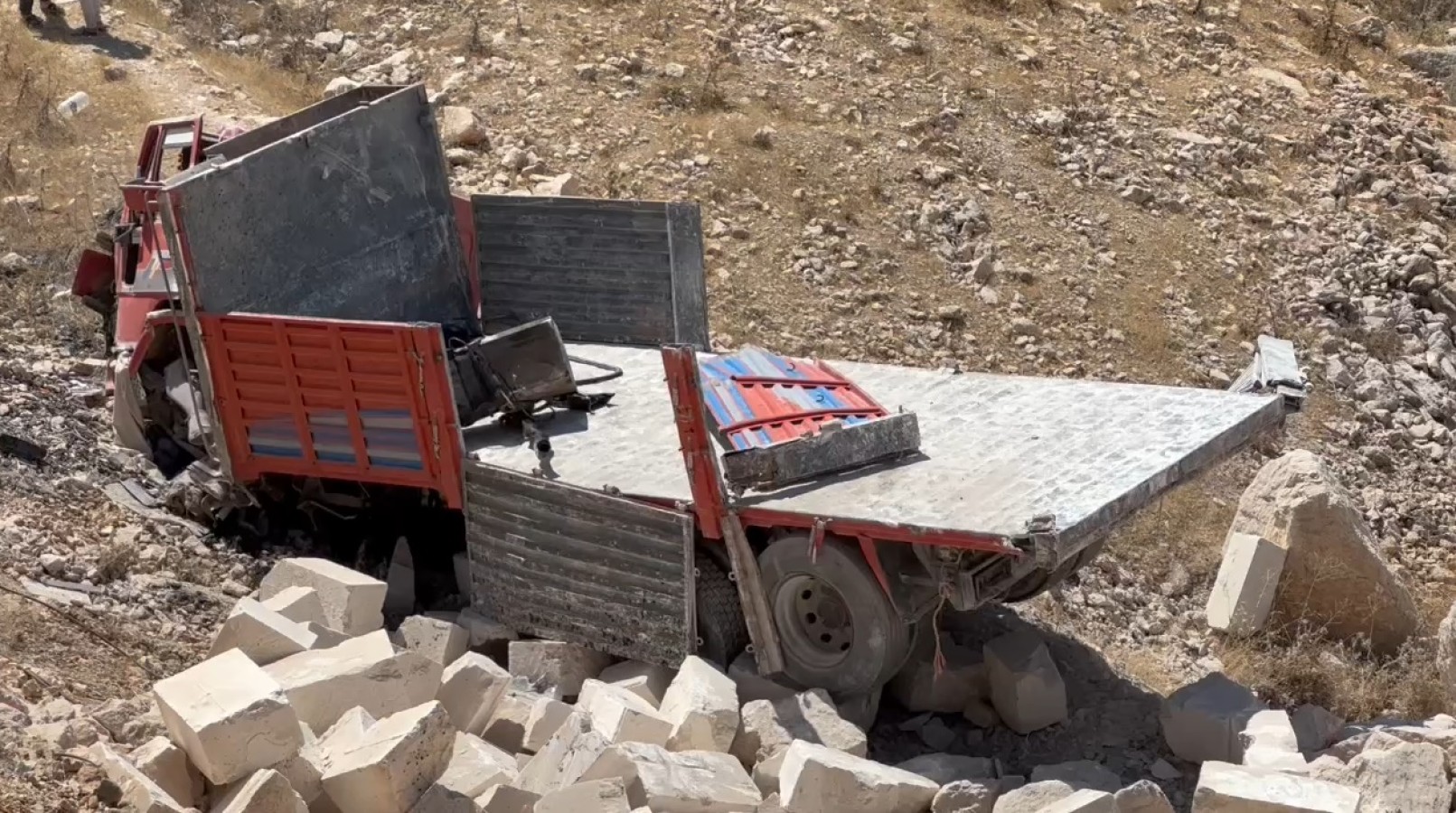 Şanlıurfa’da freni boşalan kamyon şarampole yuvarlandı