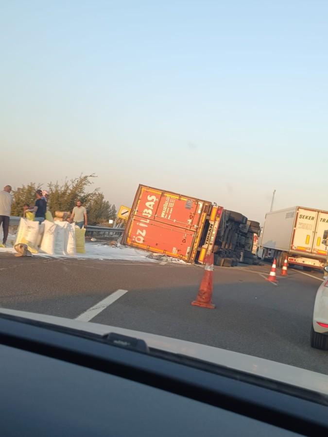 Birecik’te tır devrildi, 1 yaralı;