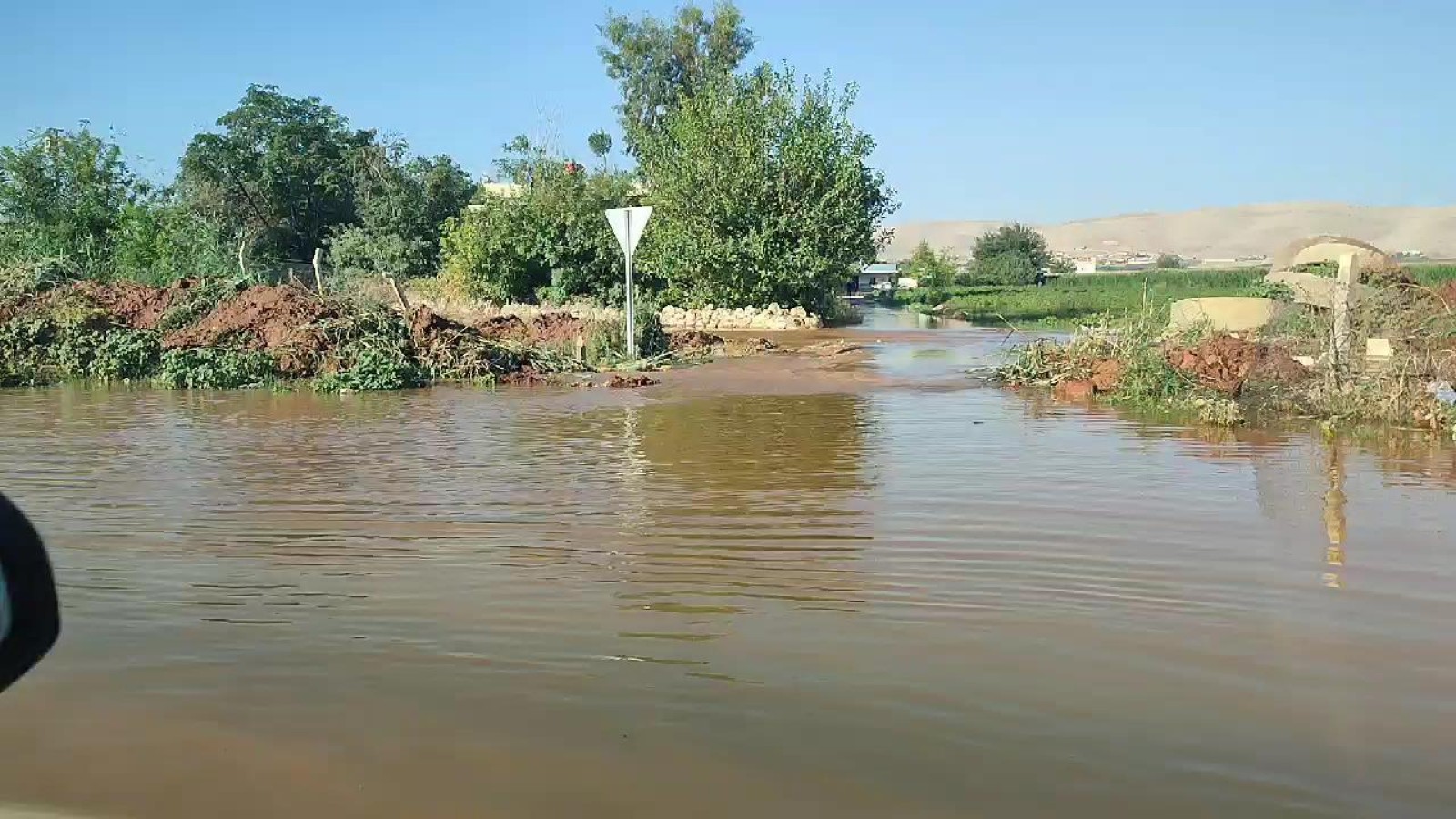 Şanlıurfa'da bilinçsiz sulama yolu göle çevirdi